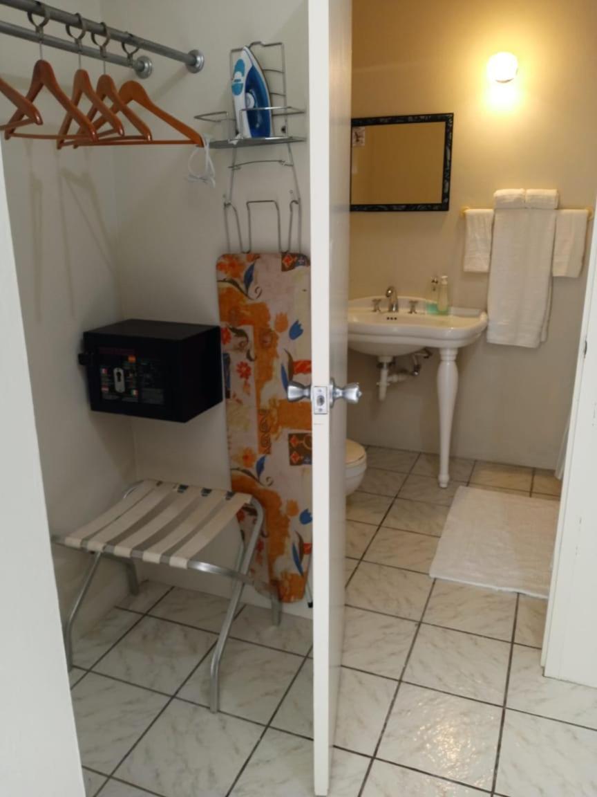 Ridgeway Guest House Монтего Бей Екстериор снимка