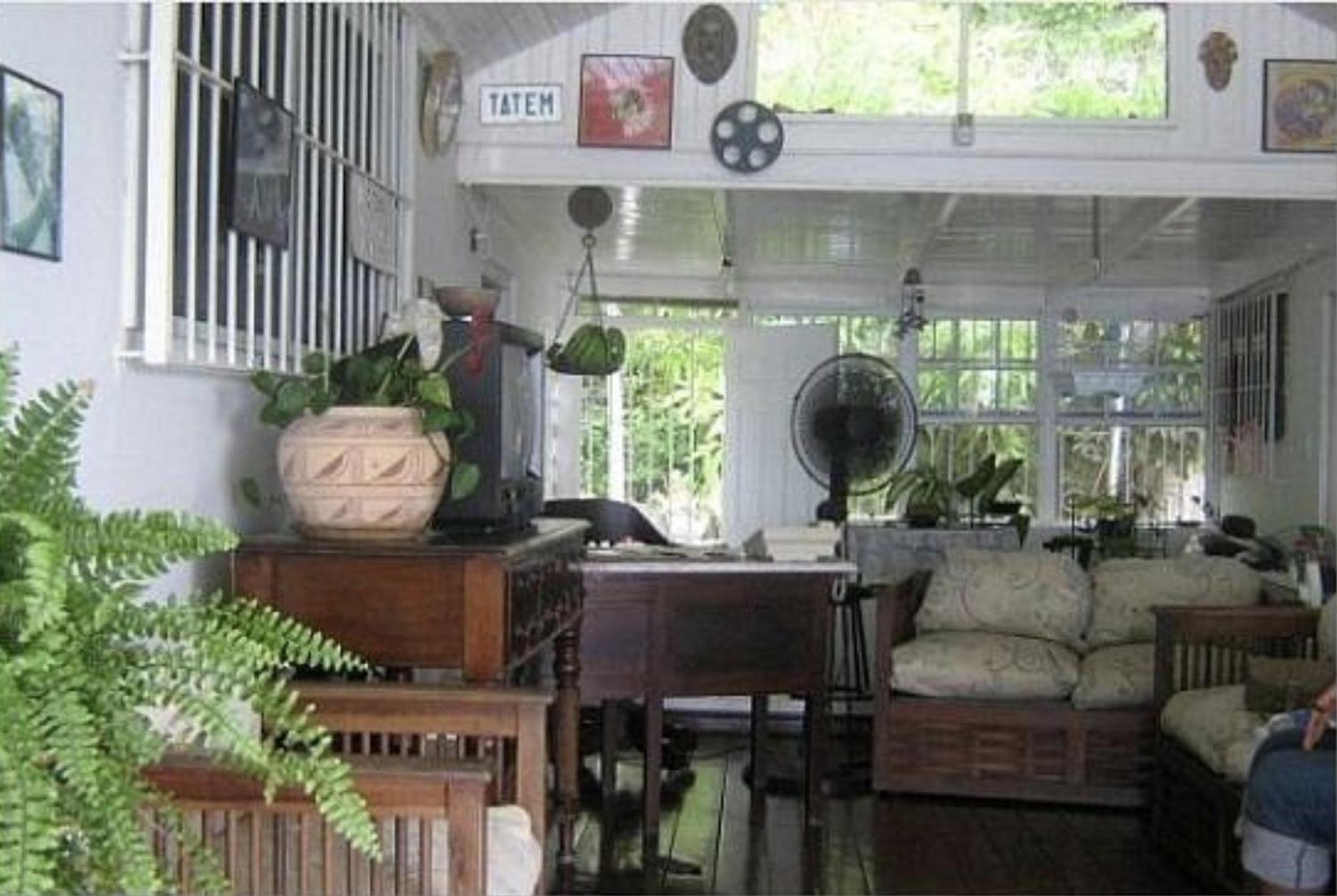 Ridgeway Guest House Монтего Бей Екстериор снимка